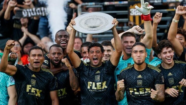 Carlos Vela sosteniendo The Supporters' Shield de la MLS