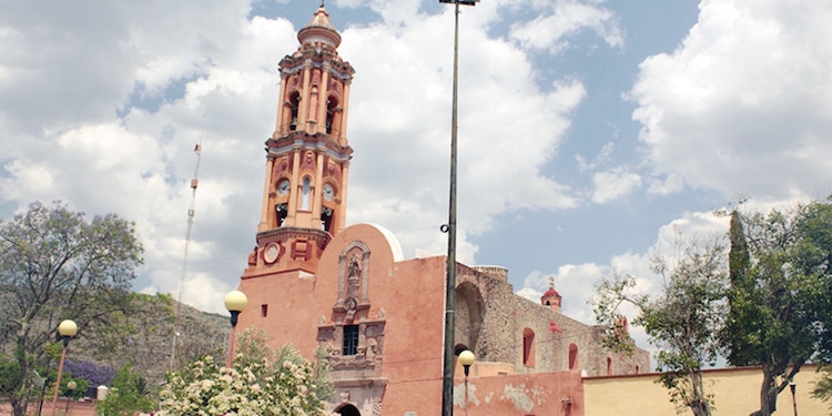 Fachada de la Parroquia de San Juan Bautista