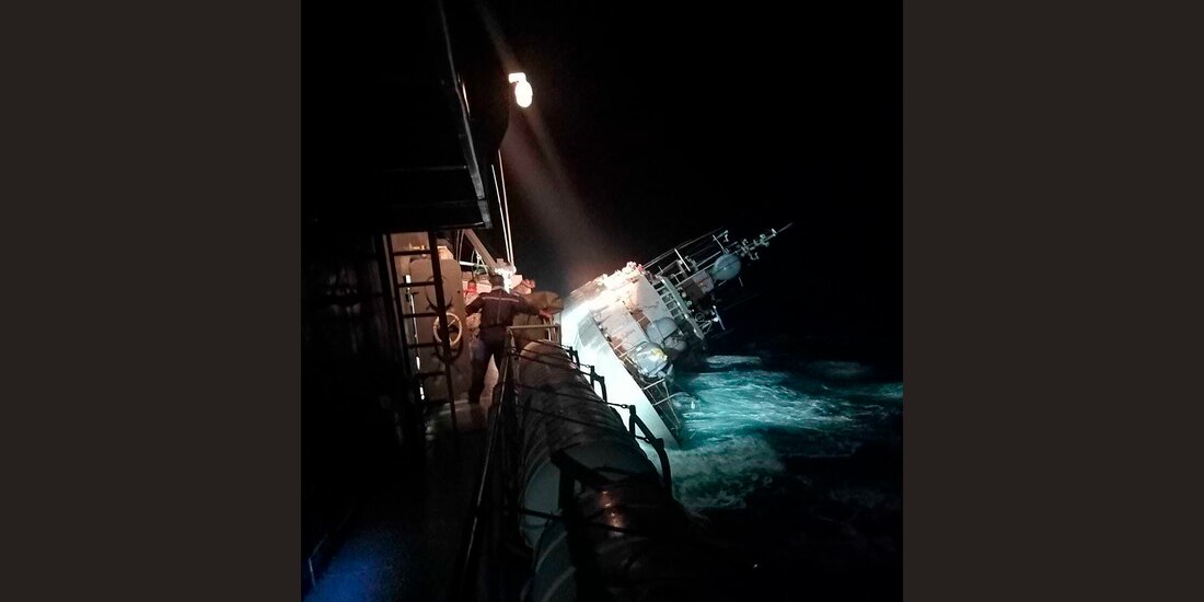 En esta imagen difundida por la Real Marina de Tailandia, la corbeta HTMS Sukhothai yace de costado en la costa de la provincia de Prachuap Khiri Khan province, el domingo 18 de diciembre de 2022, en Tailandia