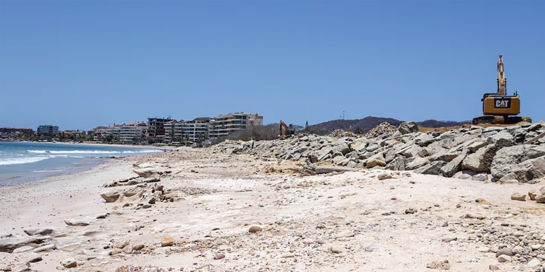 La escollera construida en playa Las Cocinas.