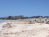 La escollera construida en playa Las Cocinas.