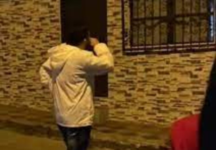 Hombre lleva serenata y encuentra a su novia con otro
