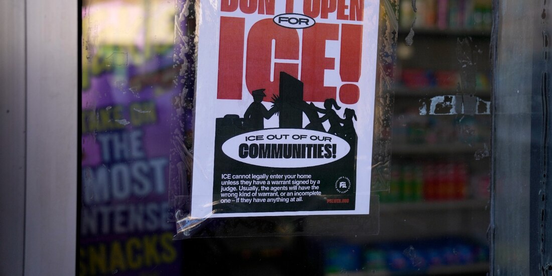 Un cartel sobre el Servicio de Inmigración y Control de Aduanas de Estados Unidos,
el lunes.