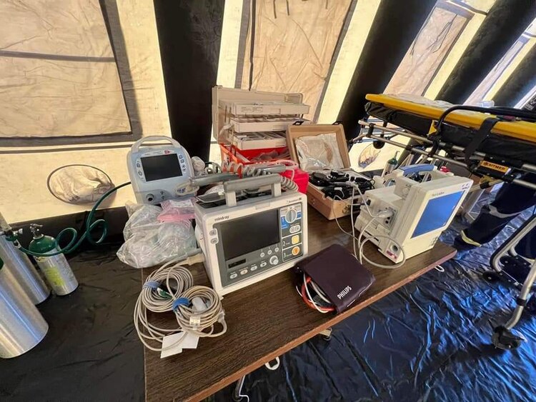 Las unidades médicas albergan 16 camas, equipos de reanimación, ventiladores, monitores de oxígeno y equipo de trauma