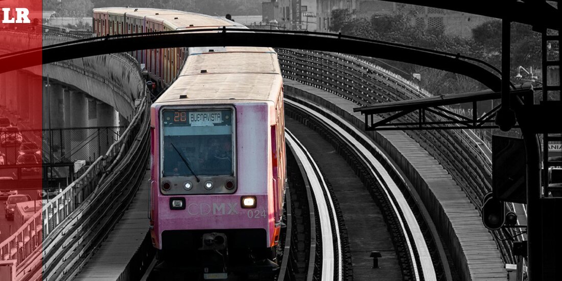 Un tren circula por la Línea B del Metro de la Ciudad de México.