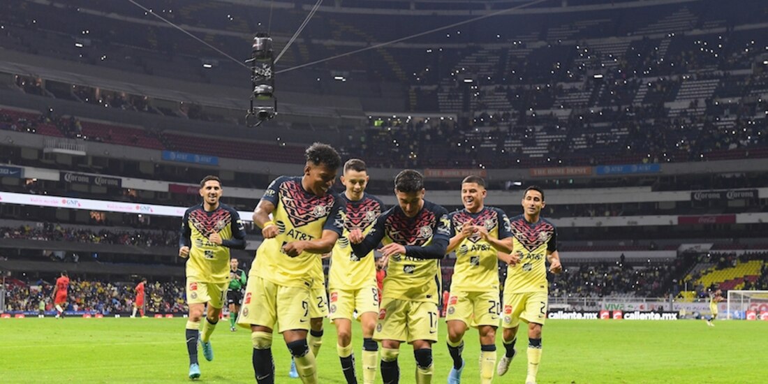 Futbolistas del América celebran uno de sus goles en la temporada regular.