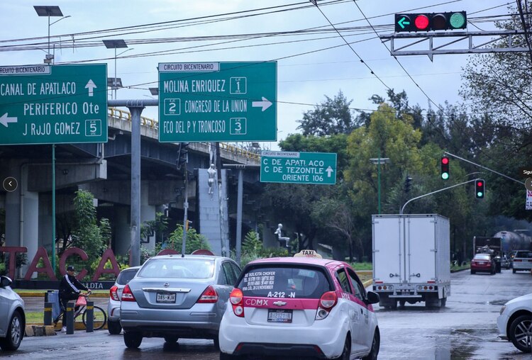 En Churubusco y Eje 4 Sur, los semáforos tenían dos luces encendidas.