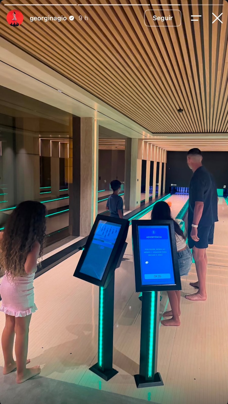 Cristiano Ronaldo jugando boliche con sus hijos.