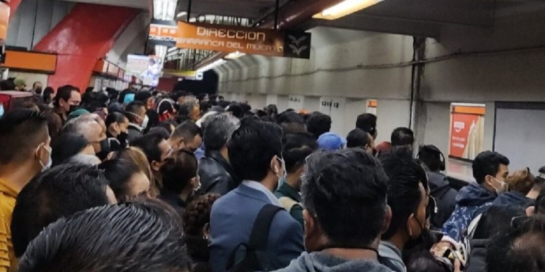 Suspenden línea 7 por caída de objeto y ocasiona aglomeraciones