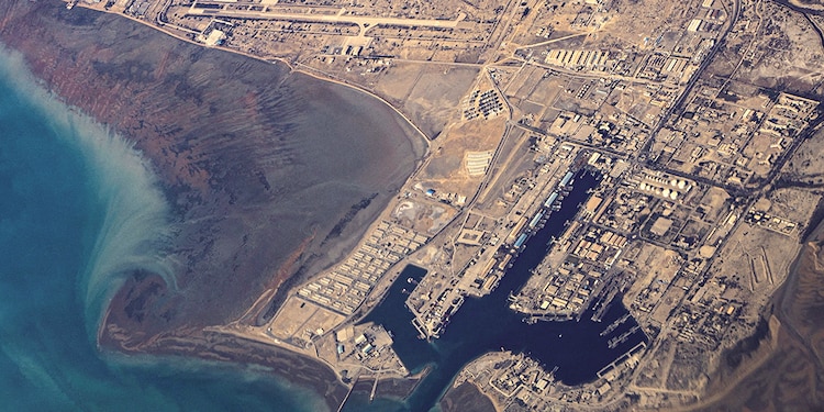 Vista aérea de costas iraníes y puerto de Bandar Abbas en Ormuz, en una foto de archivo.