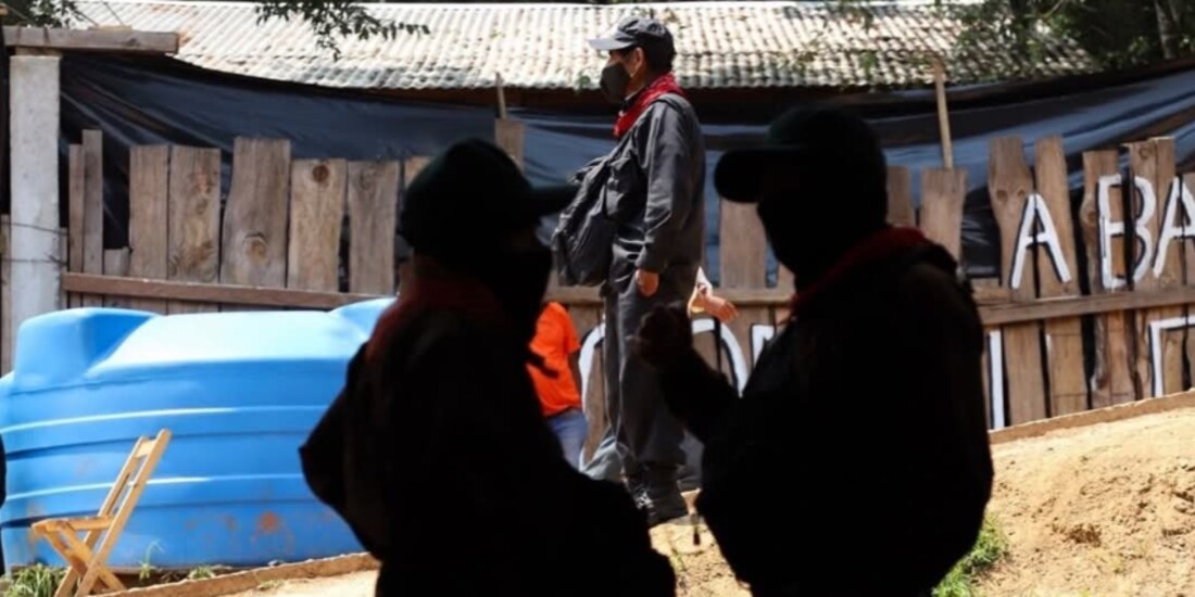 Bases de apoyo del EZLN vigilan la comunidad de San Pedro Cotzilnam, tras los cateos del pasado jueves.