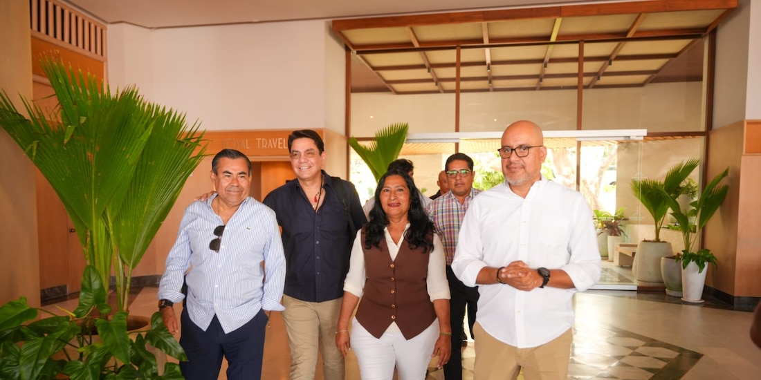 Al centro de la imagen, Abelina López Rodríguez.