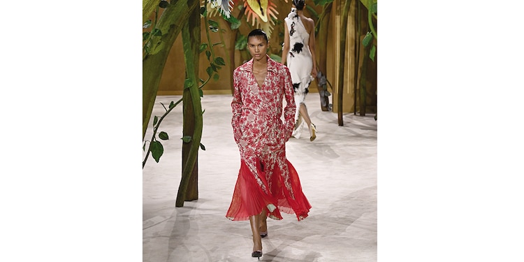 CHANEL presentó prendas con flores y estampados