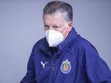 Ricardo Peláez, director deportivo de las Chivas, a la llegada del equipo a la capital del país para su juego contra Cruz Azul.