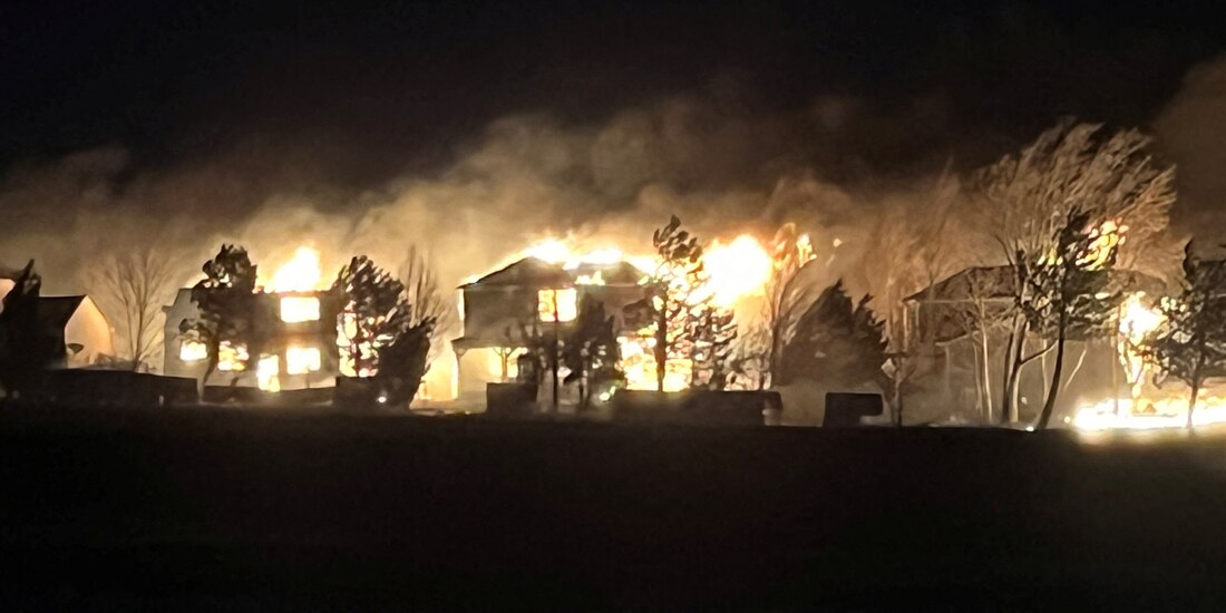 Cientos de casas fueron consumidas por un incendio forestal en Denver, Colorado.