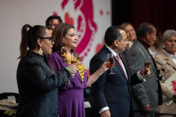 Clara Brugada participa en el brindis colectivo de las bodas colectivas en el Auditorio Nacional.