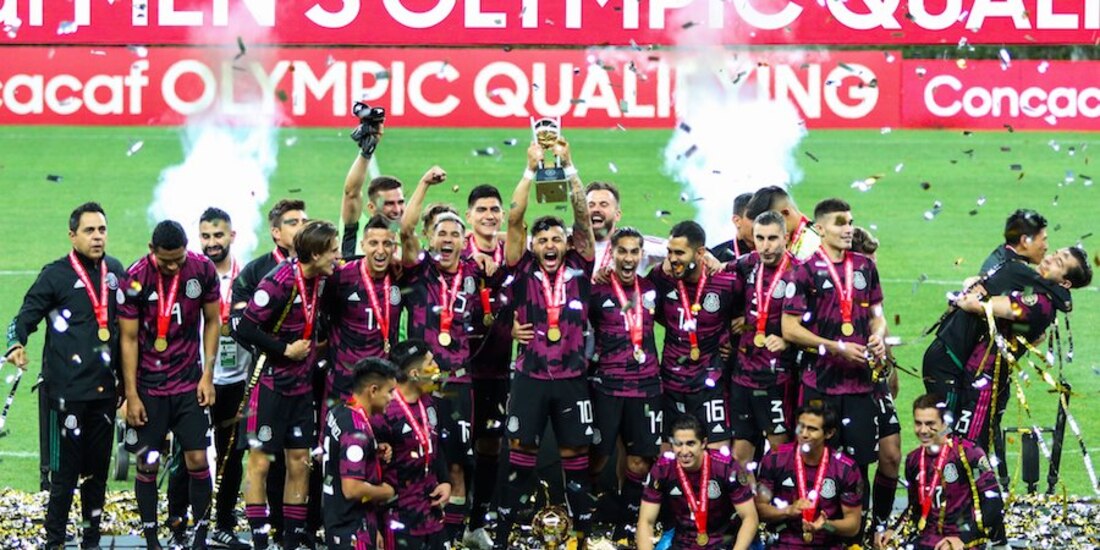 Alexis Vega levanta el título que México ganó, ayer, en el Preolímpico ante Honduras.