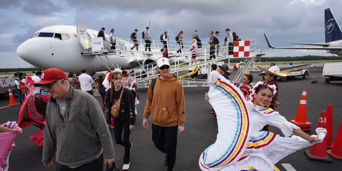 Autoridades de Quintana Roo reciben el vuelo inaugural de WestJet proveniente de Calgary.