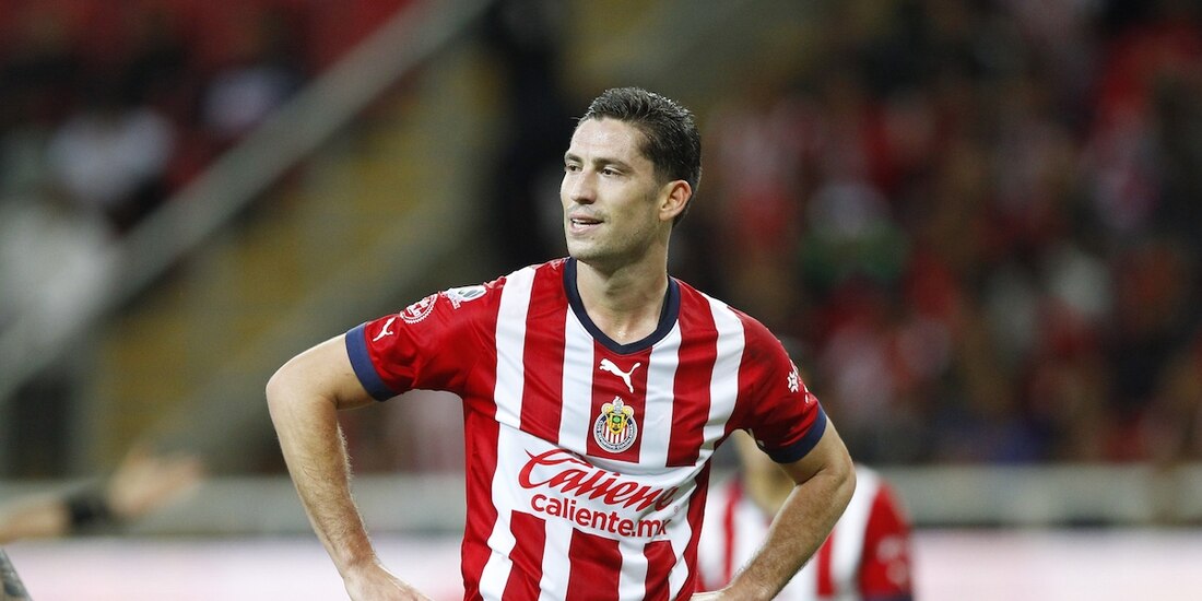 Santiago Ormeño lamenta su falla durante el clásico tapatío entre Chivas y Atlas en el Estadio Akron.