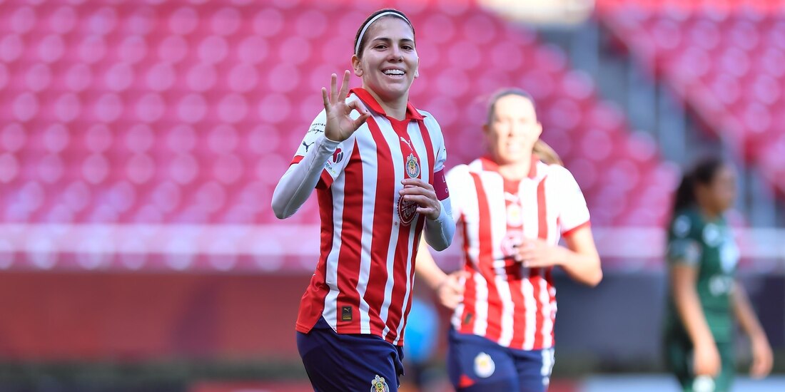 Alicia Cervantes celebra uno de los seis goles que marcó en la victoria de Chivas sobre Santos en la Liga MX Femenil.