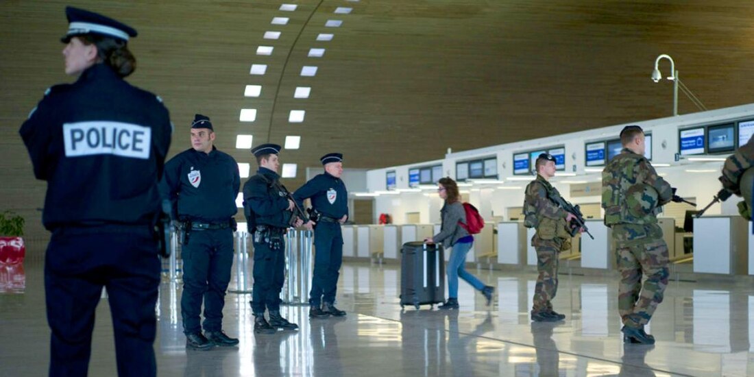 Fuerzas de seguridad en EU en resguardo de instalaciones básicas.