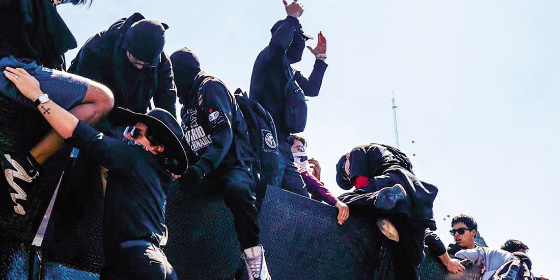 Personas trataron de saltar las vallas de Palacio Nacional, el sábado anterior.