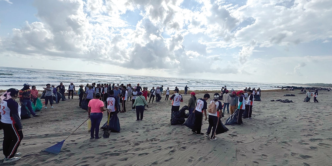 Estudiantes y maestros participan en la limpieza de las playas