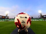 Un balón de la Liga MX previo a un partido del certamen el año pasado.