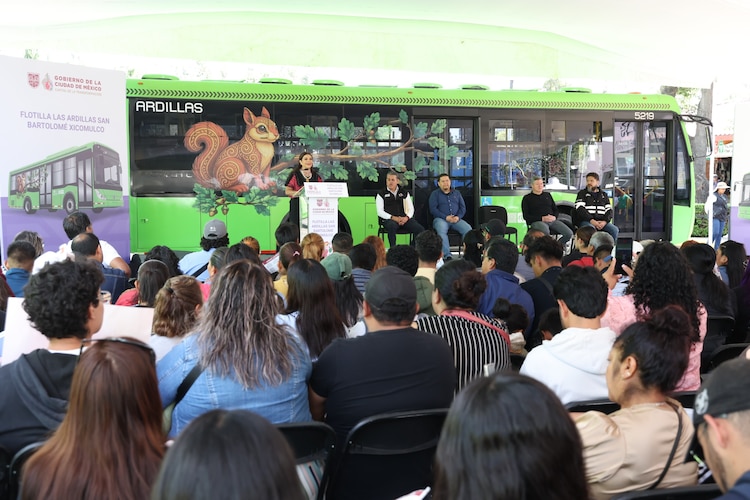 Autoridades capitalinas entregan 10 autobuses de última tecnología para mejorar la movilidad en San Bartolomé Xicomulco.