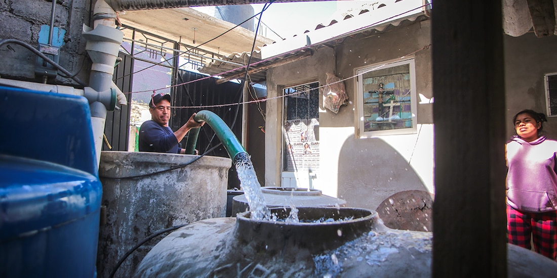 Un trabajador llena las cisternas de habitantes de esta colonia en la alcaldía Iztapalapa.