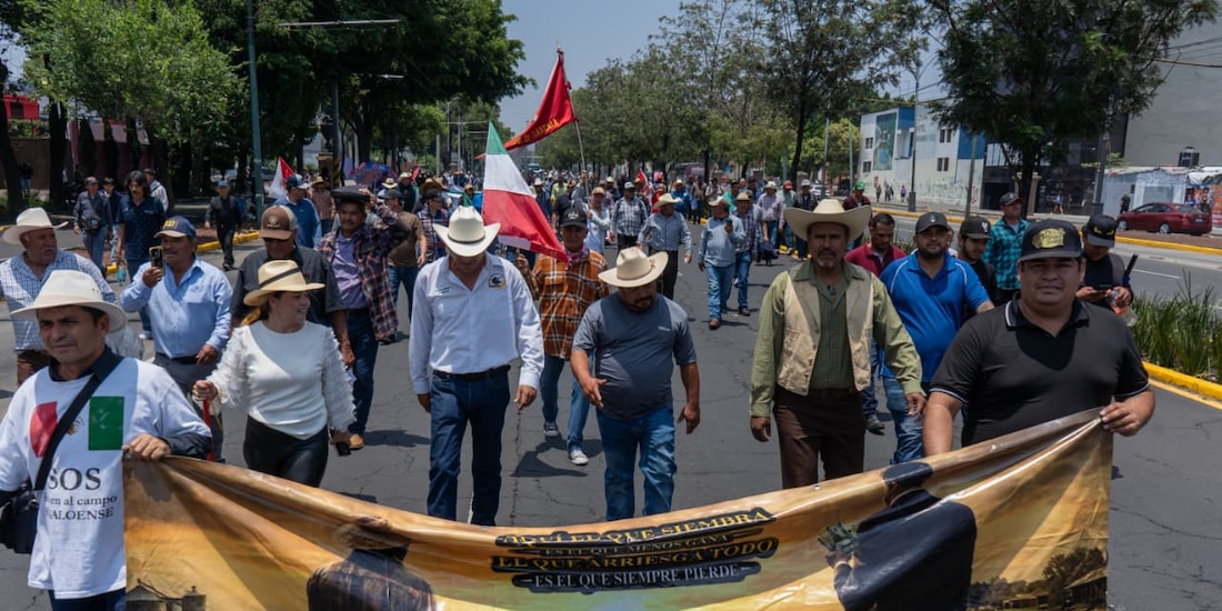 Miembros de la Asociación Nacional Transportista y el Frente Nacional para el Rescate del Campo Mexicano durante la manifestación de este 20 de mayo.