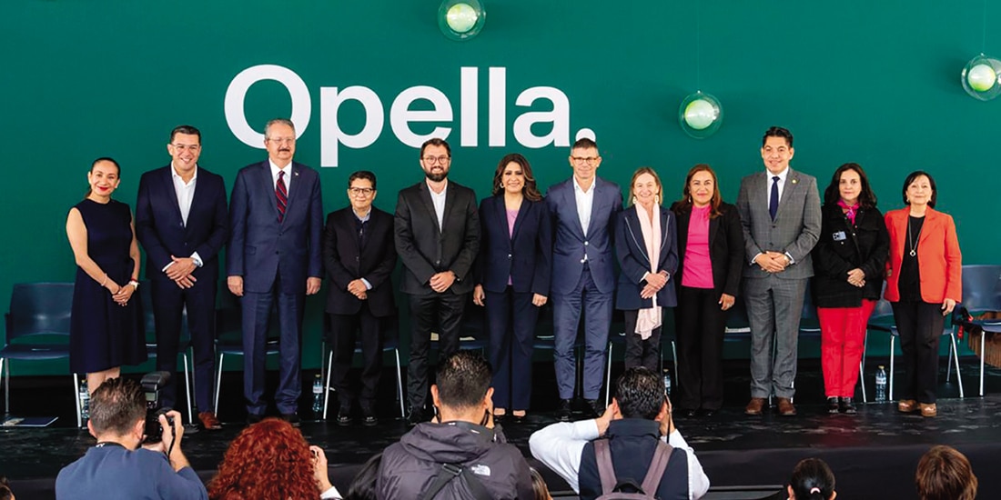 Directivos de la compañía, ayer en la inauguración de la línea de producción.