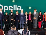 Directivos de la compañía, ayer en la inauguración de la línea de producción.