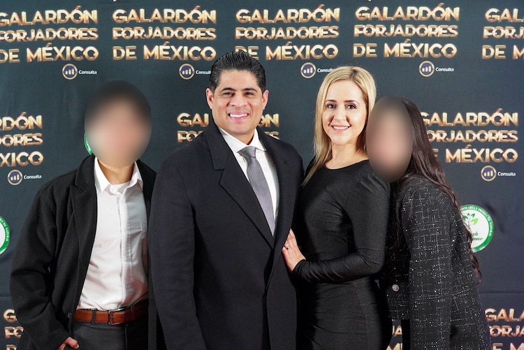 Jesús Pereida con su esposa María Quijada y sus hijos