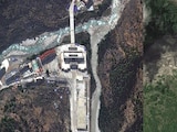 EL PASO fronterizo de Rasuwagadhi, en imágenes satelitales, el pasado 19 de abril y ayer.