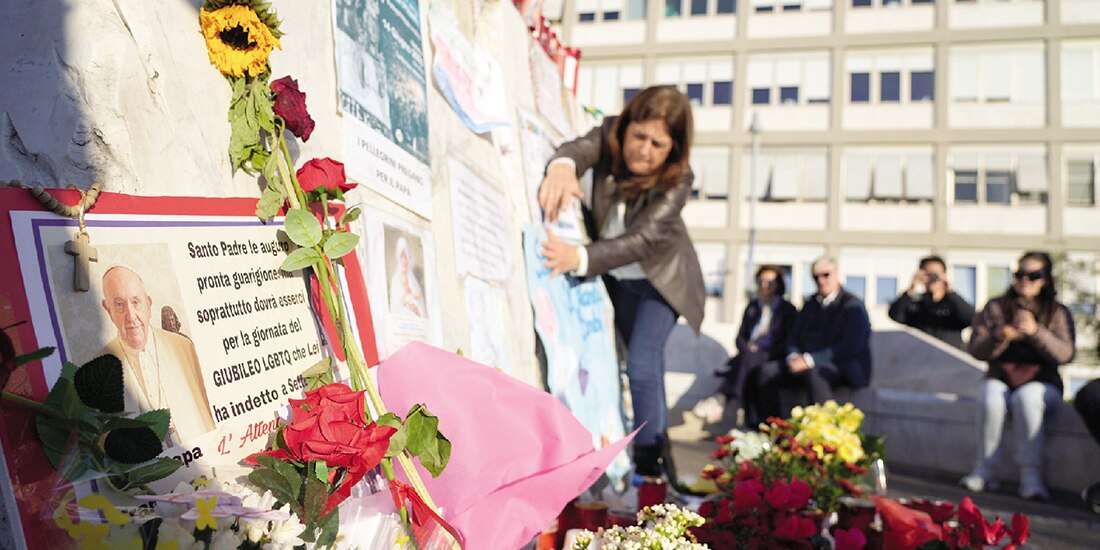 Con flores y hasta pancartas, decenas de fieles se unen a las oraciones por el Pontífice, en Roma.