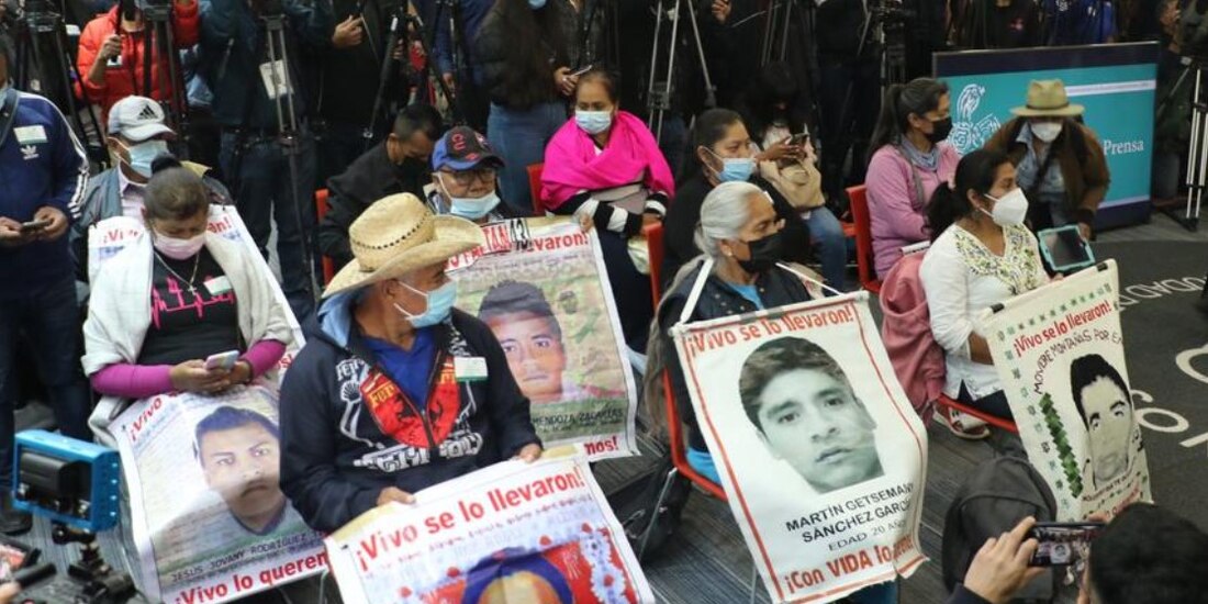 Detienen a 9 policías ligados con el caso Ayotzinapa.