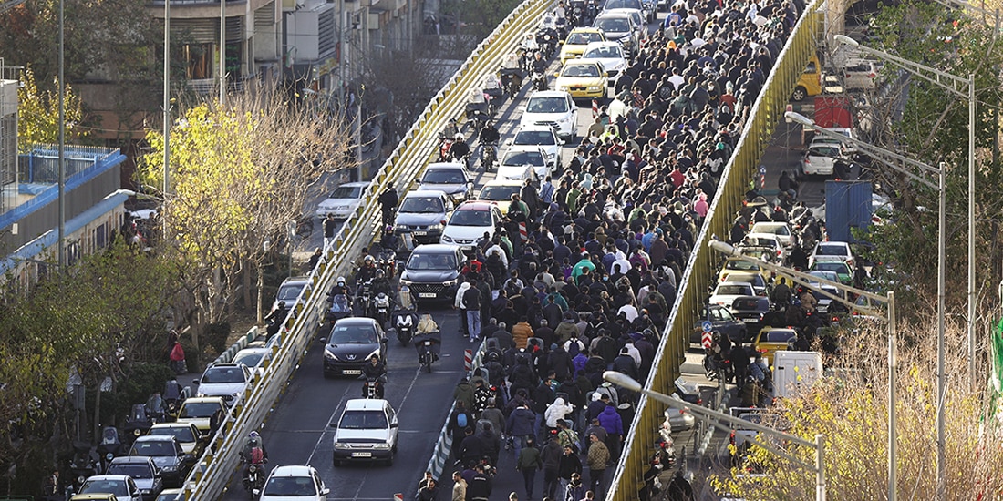 Manifestantes marchan en Teherán, la capital iraní, el lunes 29 de diciembre.