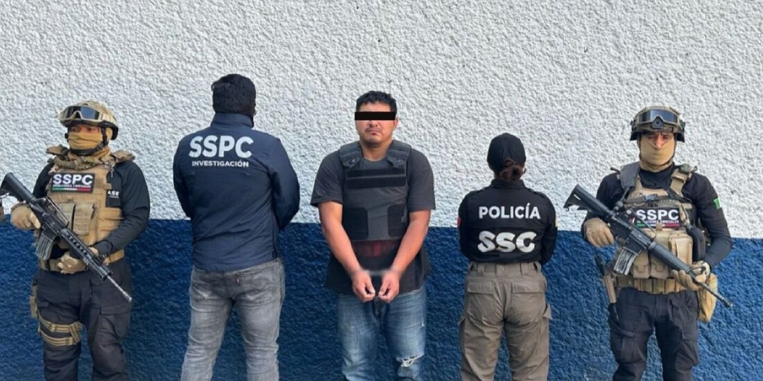 Autoridades capitalinas y federales, junto con presunto criminal, ayer.