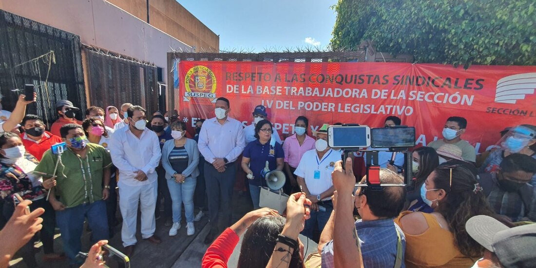 Manifestantes del SUSPEG, marchan contra el morenista Alfredo Sánchez Esquivel.