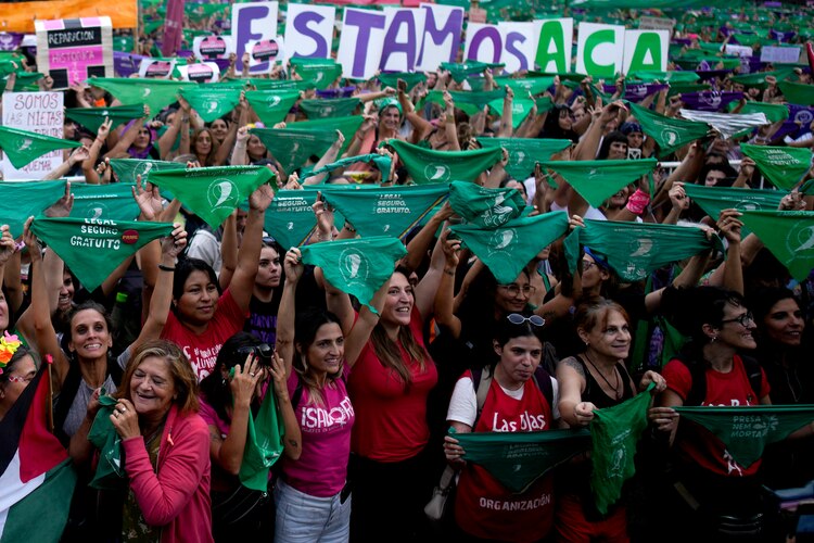 Mujeres con pañuelos verdes, símbolo del derecho al aborto en América Latina, durante la marcha por el Día Internacional de la Mujer en Buenos Aires, Argentina, el viernes 8 de marzo de de 2024. (AP Foto/Natacha Pisarenko)