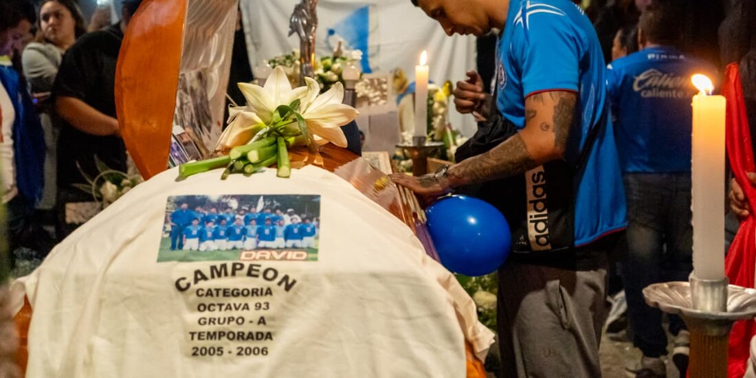 Despiden a Rodrigo Mondragón, aficionado del Cruz Azul que murió tras ser detenido por seguridad de la UNAM.