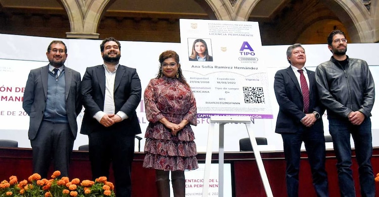 Al centro, la Jefa de Gobierno Clara Brugada durante la presentación de la Licencia de Conducir Permanente.
