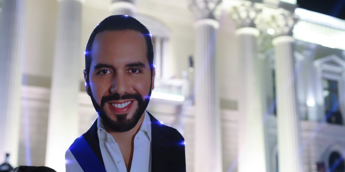 Simpatizantes de Bukele cargan una figura del ahora presidente electo de El Salvador.