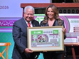 El billete conmemorativo fue presentado desde el teatro sede de los sorteos tradicionales.