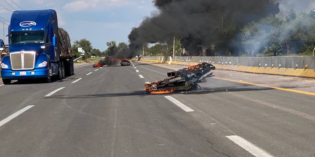 Quema de vehículos y bloqueo en carretera Celaya-Juventino Rosas.