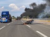Quema de vehículos y bloqueo en carretera Celaya-Juventino Rosas.