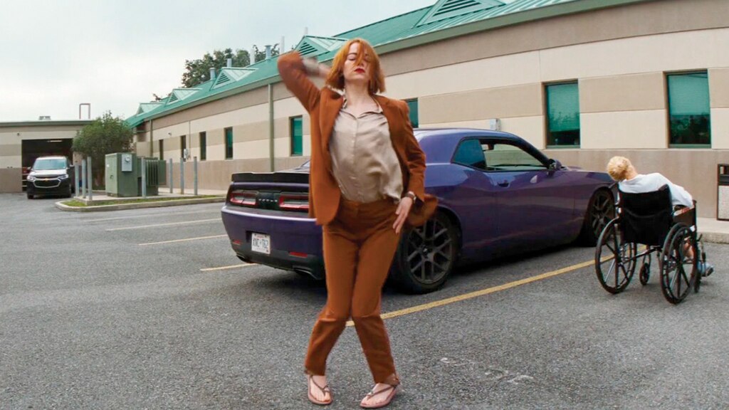 Emma Stone baila en una escena de Kinds of kindness.