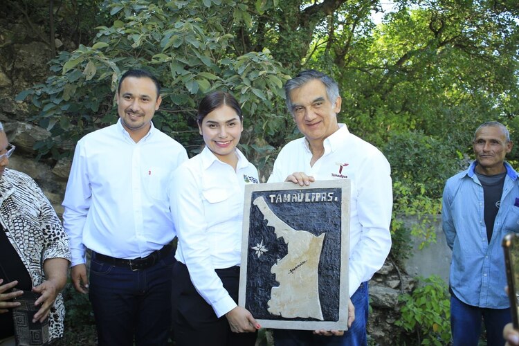 Gobernador Américo Villarreal recibió un relieve del mapa de Tamaulipas elaborado por un ciudadano del ejido Las Vírgenes.