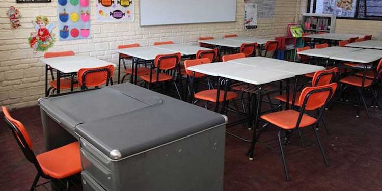 En la imagen, un salón de clases vacío